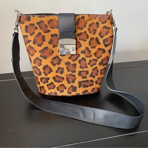 Stylish Leopard Print Crossbody Bucket Bag with Black Strap